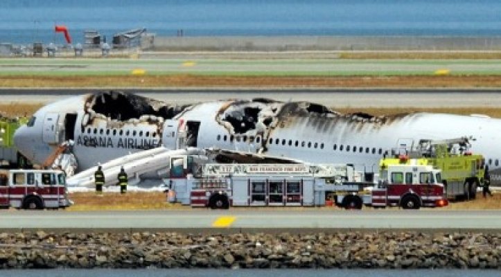 Noi imagini de la accidentul Asiana de la San Francisco. Pompierii ştiau de adolescenta lovită de camion în apropierea aeronavei